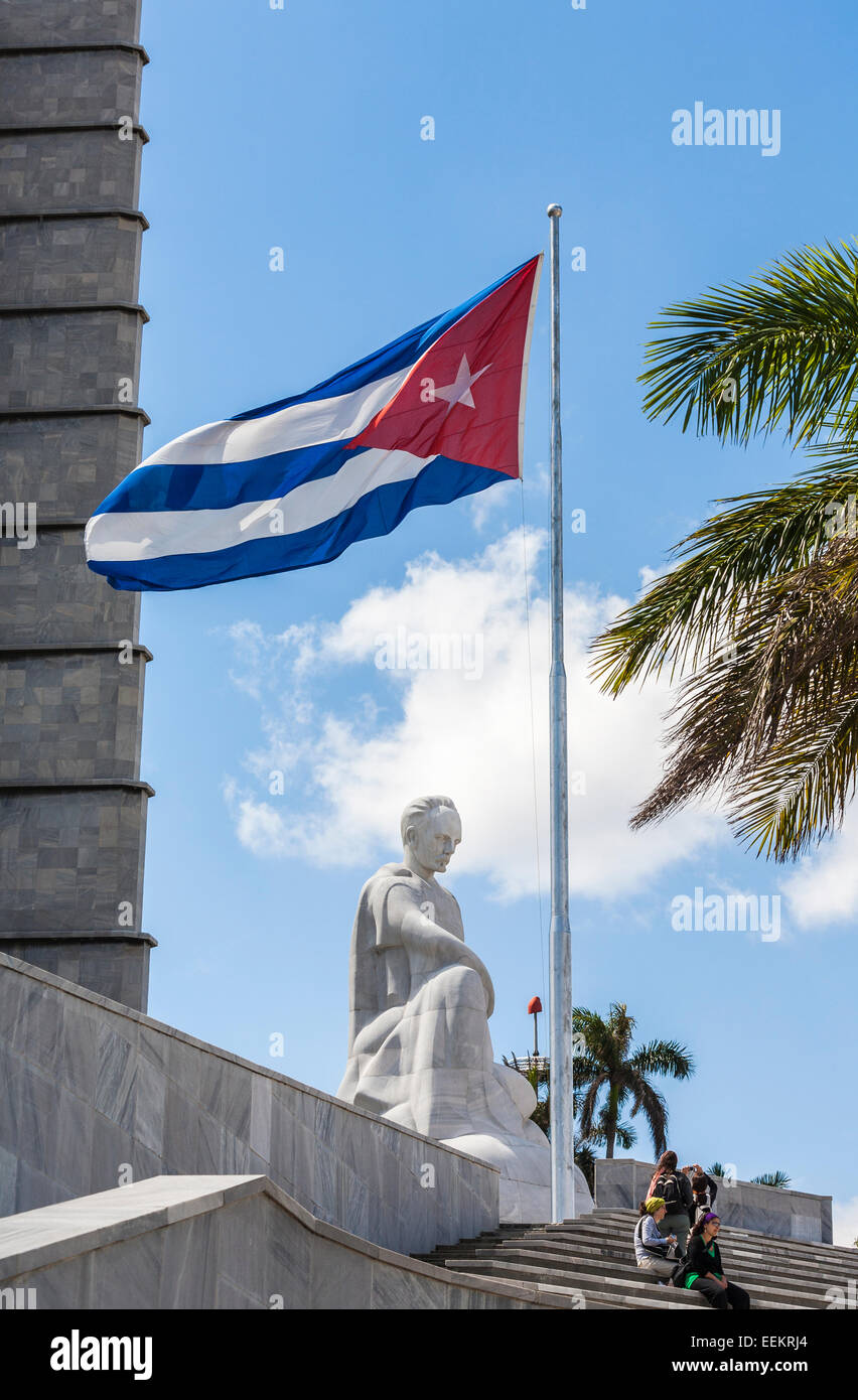 Memorial Jose Marti, Plaza de la Revolución (Piazza della Rivoluzione), l'Avana, la città capitale di Cuba con la nazionale cubana battenti bandiera Foto Stock