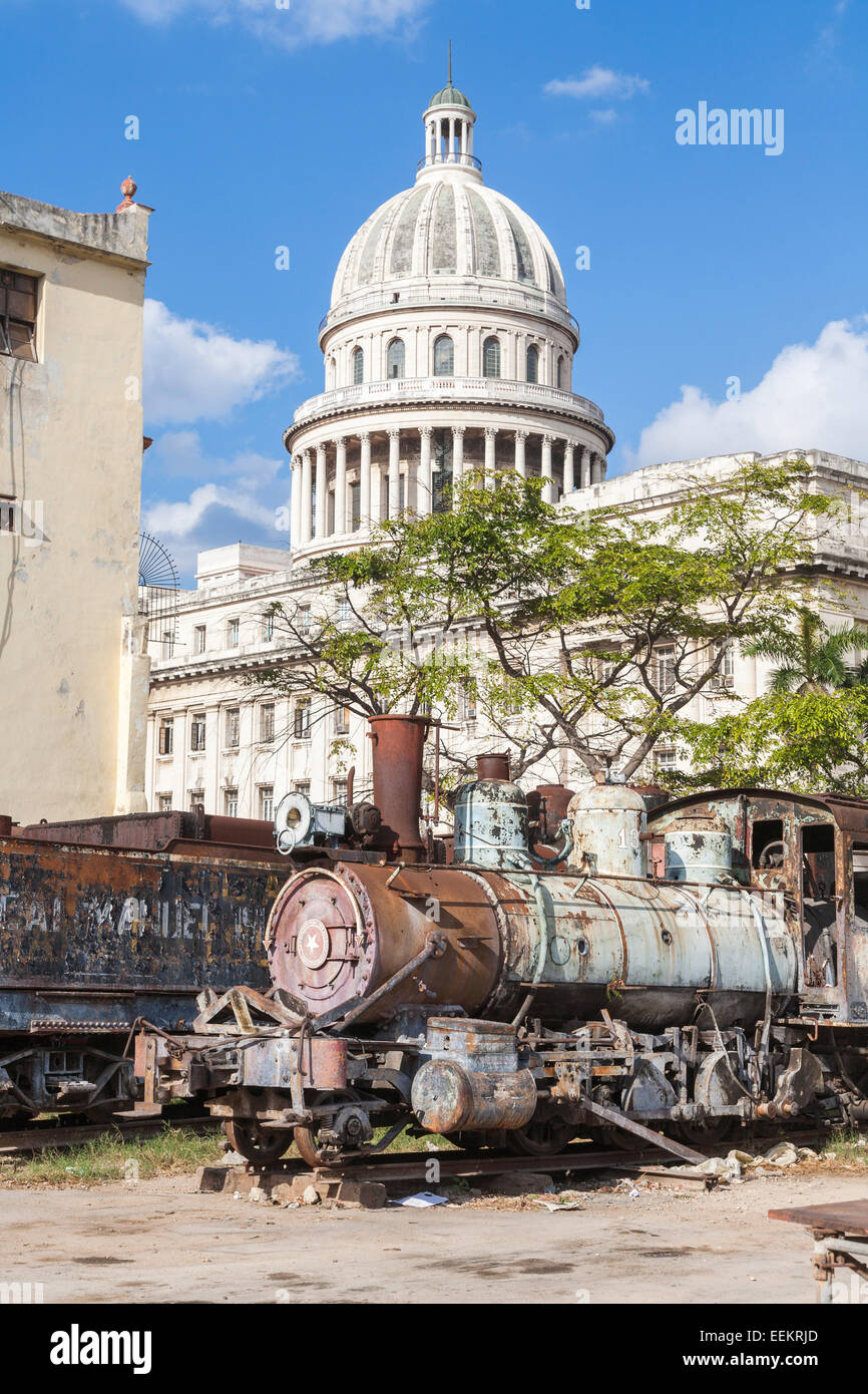 National Capitol Building, Havana, Cuba dietro un derelitti, rusty vintage locomotiva del treno motore dalla locomotiva Baldwin funziona, Philadelphia, Stati Uniti d'America Foto Stock