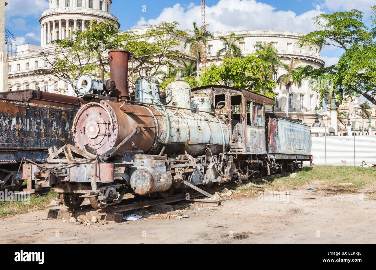 National Capitol Building, Havana, Cuba dietro un derelitti, rusty vintage locomotiva del treno motore dalla locomotiva Baldwin funziona, Philadelphia, Stati Uniti d'America Foto Stock