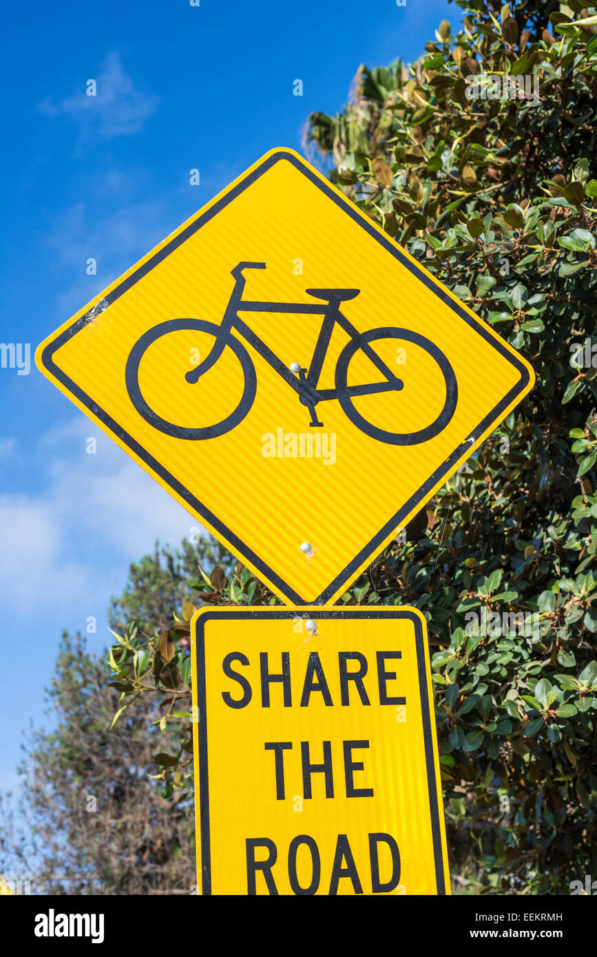 Condividere la strada con i ciclisti strada segno. Immagine di biciclette su strada segno. Foto Stock