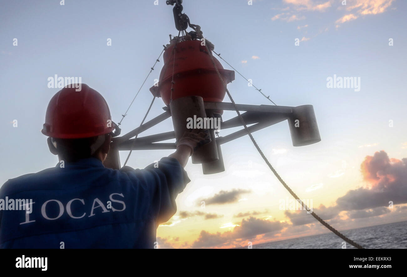 (150119) -- KEXUE (SCIENCE) nave, Gennaio 19, 2015 (Xinhua) -- un ricercatore del Kexue (Science) nave di ricerca mette giù un sismometrica nell'oceano sul Yap Seamount area di mare il West Pacific, Gennaio 19, 2015. Kexue ha messo sette sismometri nel fondo dell'oceano intorno a questa zona. (Xinhua/Meng Jing) (wyo) Foto Stock
