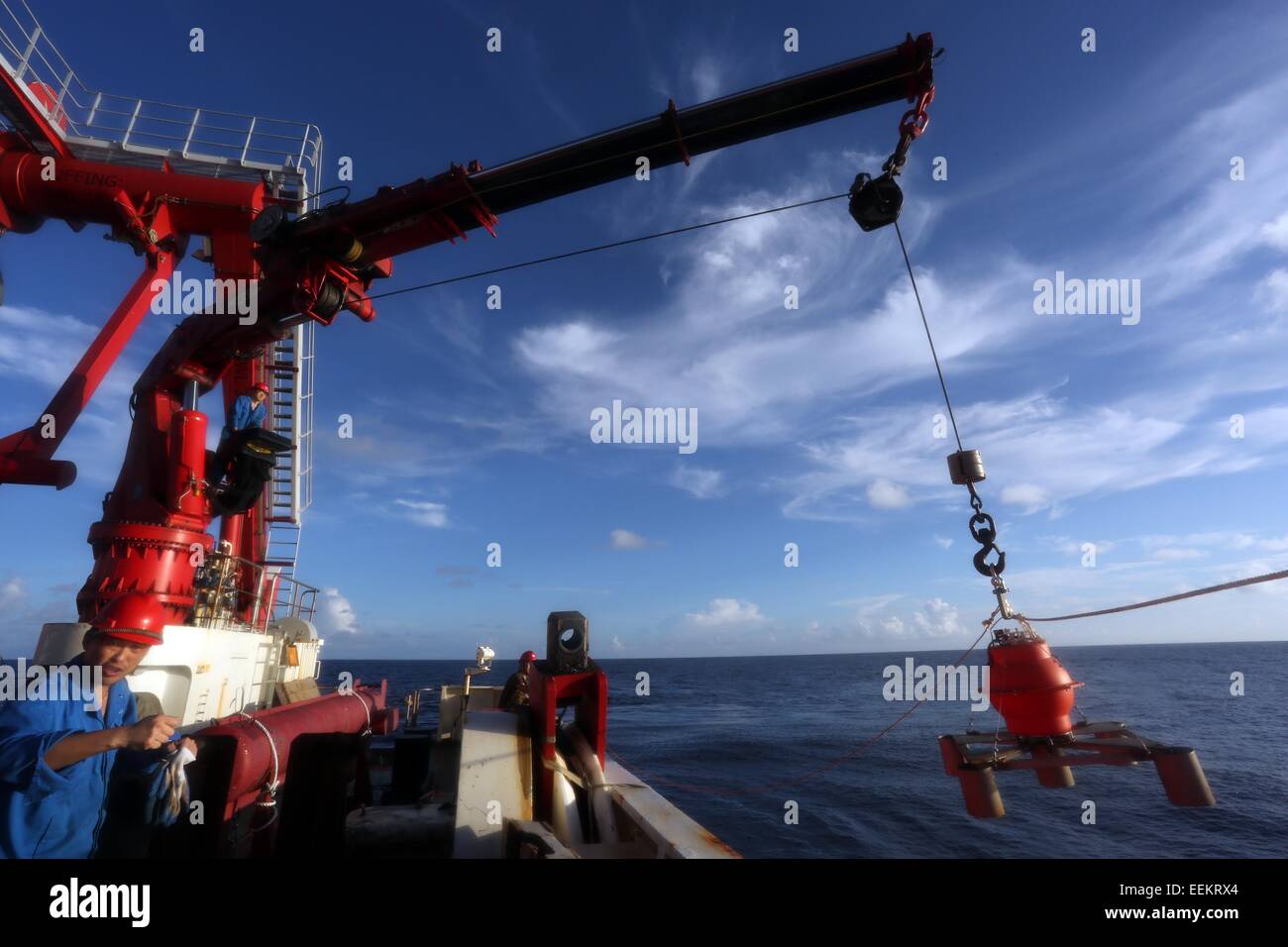 (150119) -- KEXUE (SCIENCE) nave, Gennaio 19, 2015 (Xinhua) -- i ricercatori del Kexue (Science) nave di ricerca mettere giù un sismometrica nell'oceano sul Yap Seamount area di mare il West Pacific, Gennaio 18, 2015. Kexue ha messo sette sismometri nel fondo dell'oceano intorno a questa zona. (Xinhua/Meng Jing) (wyo) Foto Stock