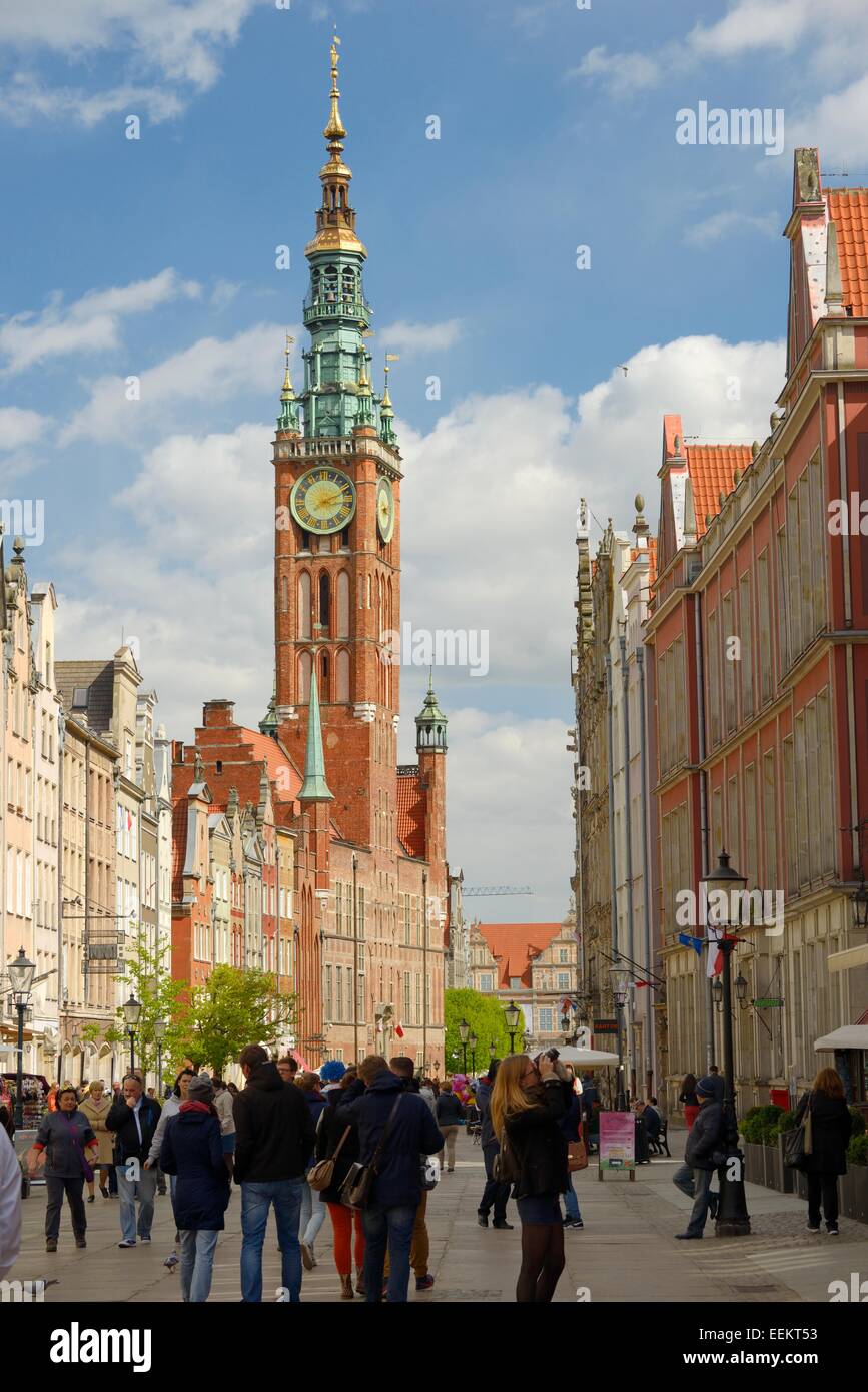 Danzica Polonia. A est lungo la strada principale dello shopping di Dluga alla torre del Municipio principale nel cuore della Città Vecchia Foto Stock
