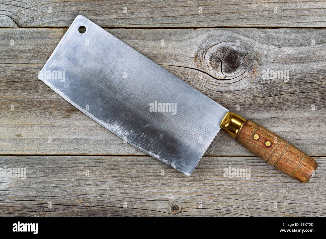 In prossimità di un grande vecchio tradizionale coltello da prosciutto in legno rustico Foto Stock
