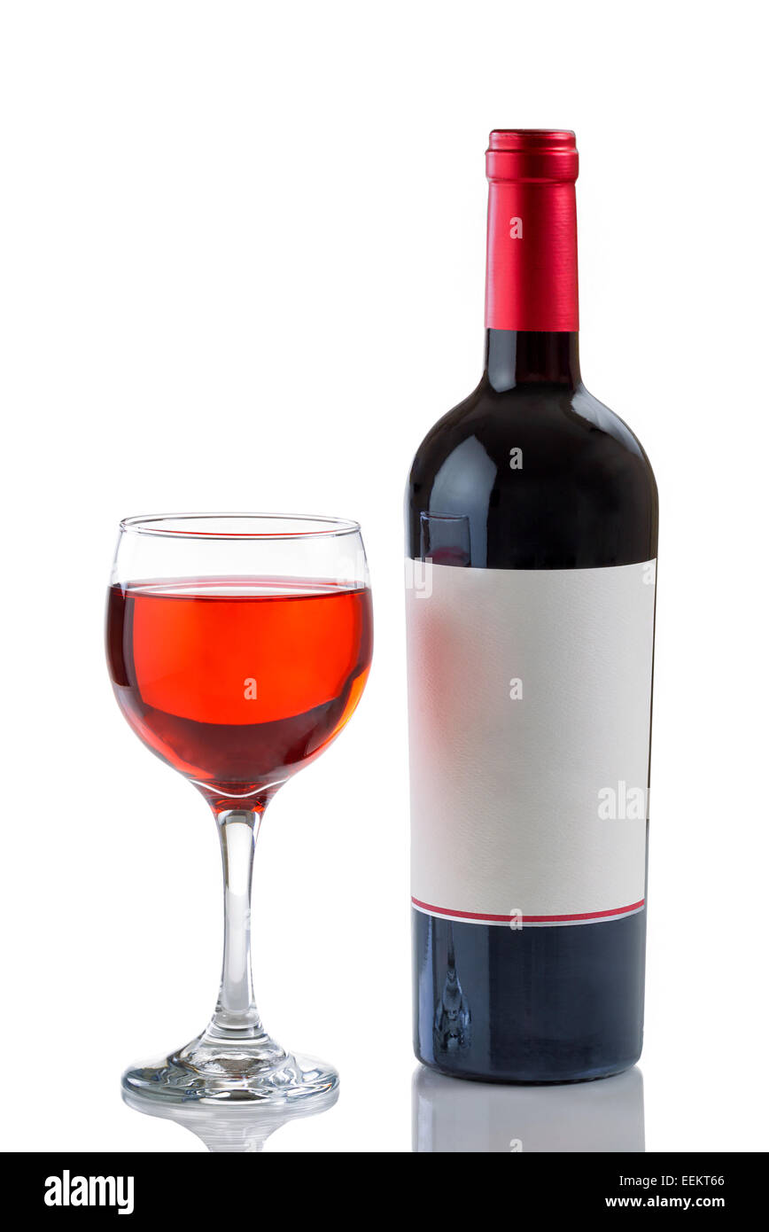 Vino rosso in vetro con una bottiglia piena sul lato isolato su sfondo bianco con la riflessione Foto Stock