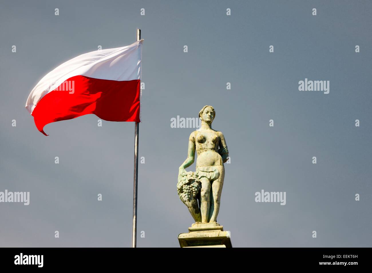 Danzica Polonia. Bandiera polacca e la statua in cima alla Corte di Re Artu nella Città Vecchia strada principale di Dlugi Targ Foto Stock