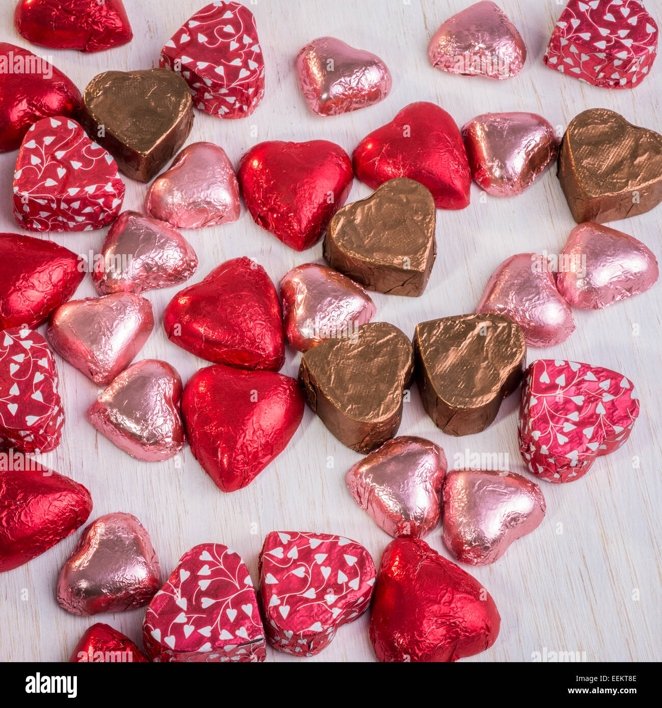 Molti a forma di cuore ad cioccolatini in avvolgimento colorati sparsi su  un tavolo. La più grande delle quali ha un tag che dice che io vi amo Foto  stock - Alamy
