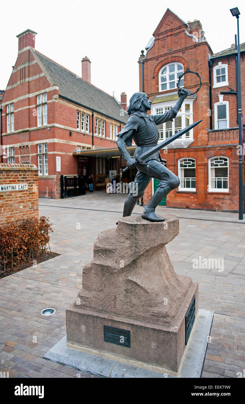 Una statua all'ingresso del re Richard III Visitor Centre in Leicester City. Dinastia, la morte e la scoperta. Foto Stock