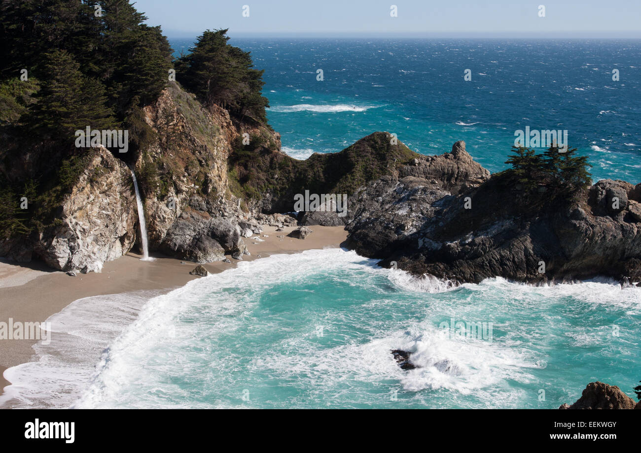 Mcway cade a cascata Julia Pfeiffer Burns State Park, Monterey County, California California, Stati Uniti d'America, Foto Stock