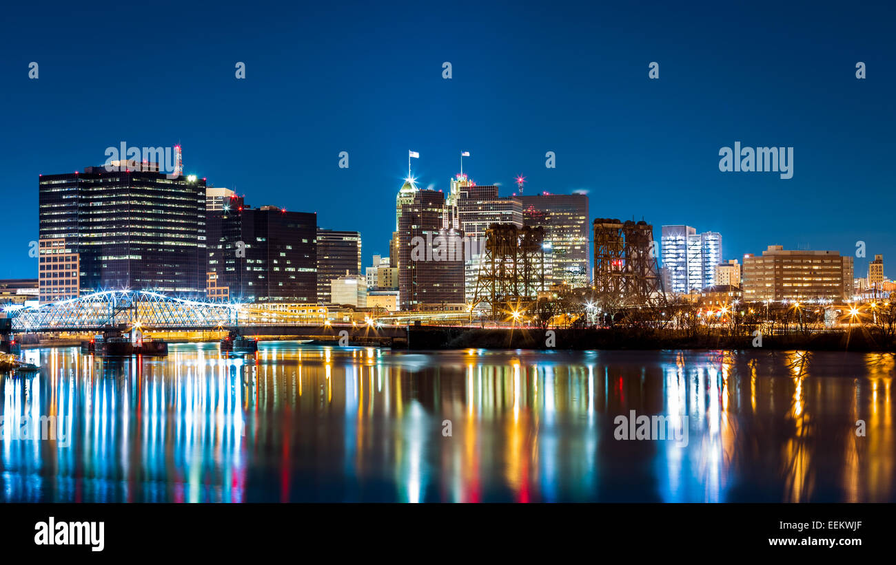 Newark, NJ cityscape di notte, visto da Riverbank Park. Jackson street bridge, illuminato, abbraccia il Passaic River Foto Stock