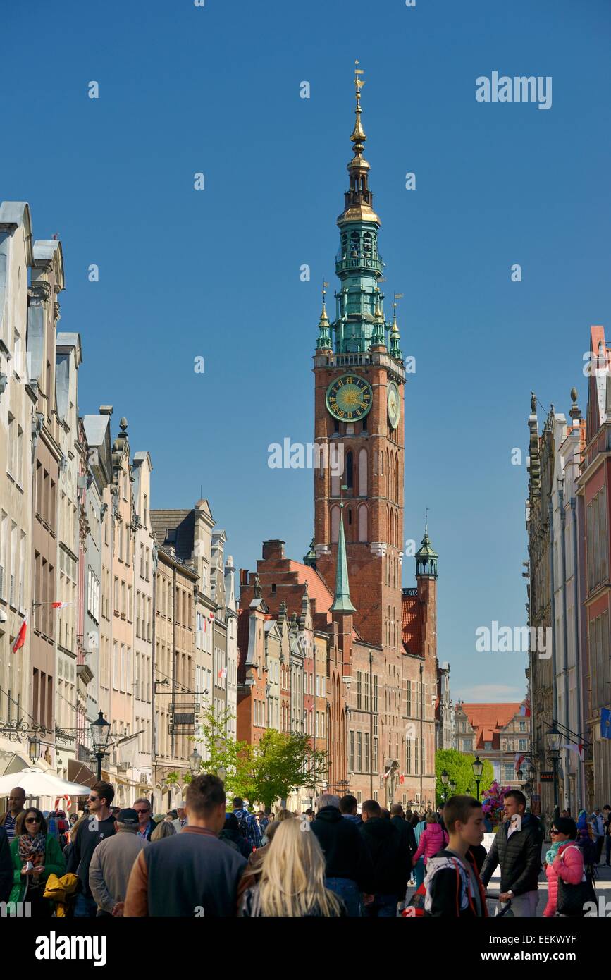 Danzica Polonia. A est lungo la strada principale dello shopping di Dluga alla torre del Municipio principale nel cuore della Città Vecchia Foto Stock