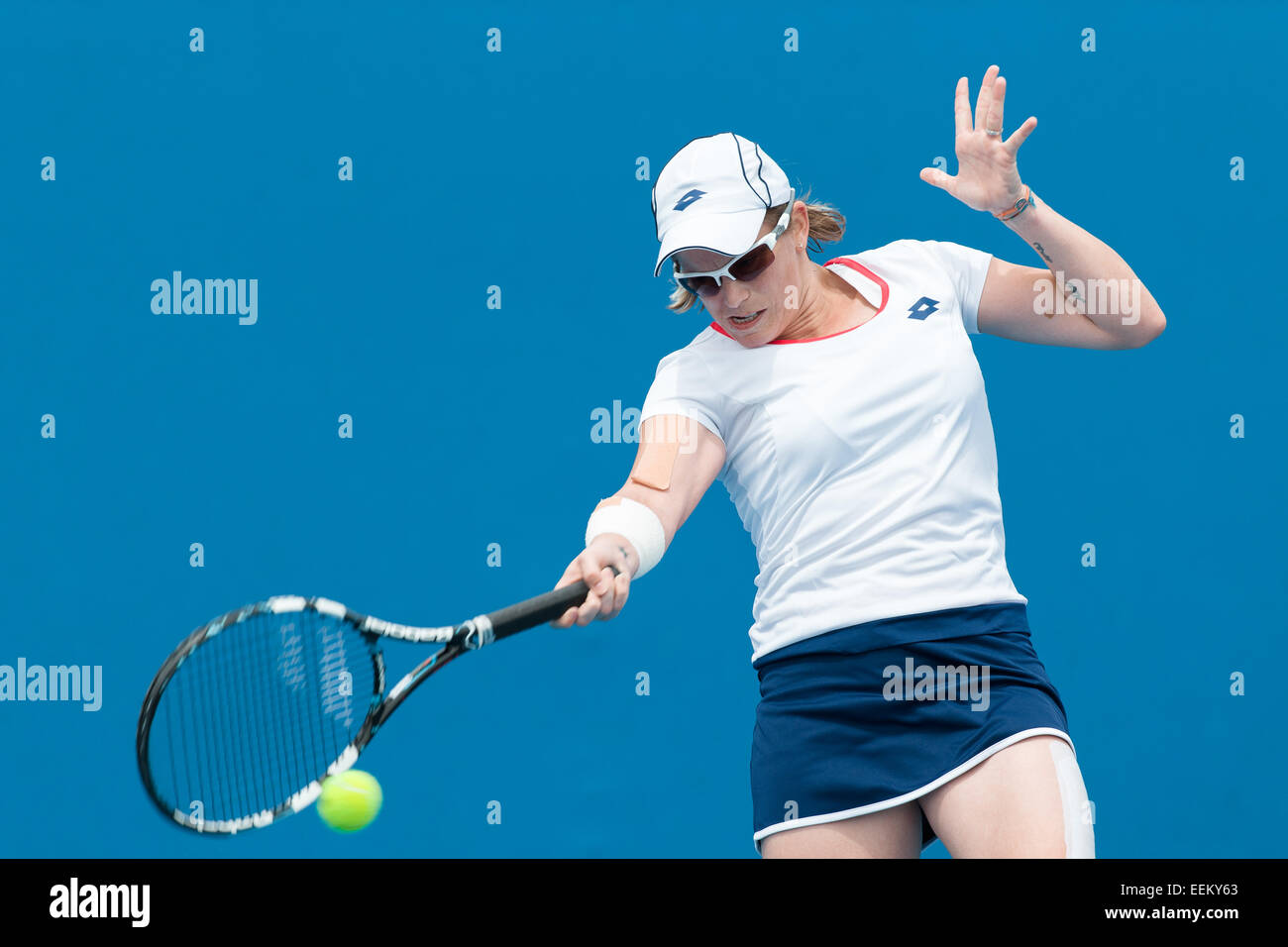 Melbourne, Australia. Xx gen, 2015. Romina via Oprandi (SUI) in azione in un primo round match contro Denisa Allertova (CZE) al giorno due del 2015 Australian Open Grand Slam torneo di tennis a Melbourne Park a Melbourne, Australia. Sydney bassa/Cal Sport Media. Denisa Allertova (CZE) ha vinto 6-0 6-2 Credito: csm/Alamy Live News Foto Stock