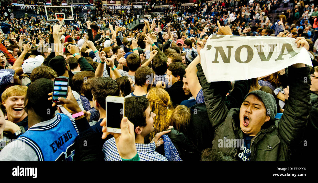 Washington, DC, Stati Uniti d'America. Xx gen, 2015. 19 gennaio 2015: le ventole e gli studenti rush corte per celebrare un Hoya vincere il match tra i Villanova Wildcats e Georgetown Hoyas al Verizon Center di Washington DC Georgetown sconvolto 5th-classificato Villanova 78-58. Scott Serio/CSM/Alamy Live News Foto Stock