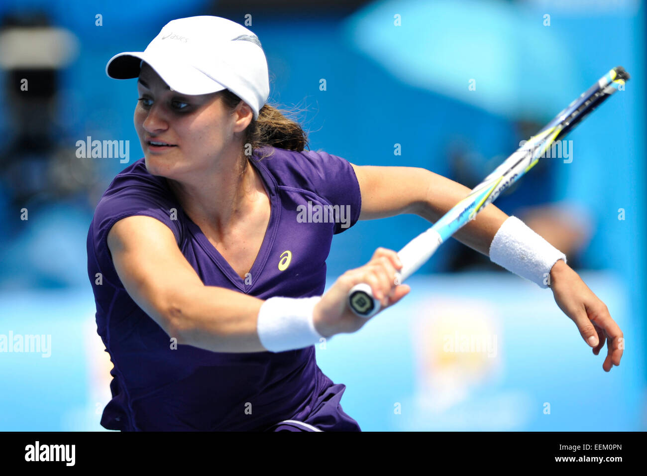 Melbourne, Australia. Xx gen, 2015. Australian Open di tennis da Melbourne Park. Monica Niculescu della Romania restituisce un colpo nella sua partita contro Samantha STOSUR dell Australia il giorno due del 2015 Open di Australia a Melbourne Park, Melbourne, Australia. Credit: Azione Plus immagini di sport/Alamy Live News Foto Stock