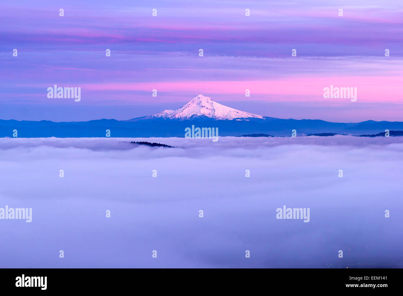 Mt cofano e bassa Foggy nuvole sulla città di Portland in Oregon al tramonto Foto Stock