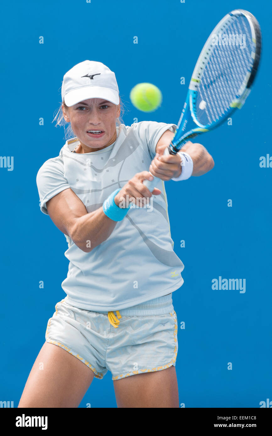 Melbourne, Australia. Xx gen, 2015. Yulia Putintseva (KAZ) in azione in un primo round match contro Elina Svitolina (UKR) al giorno due del 2015 Australian Open Grand Slam torneo di tennis a Melbourne Park a Melbourne, Australia. Sydney bassa/Cal Sport Media. Credito: csm/Alamy Live News Foto Stock