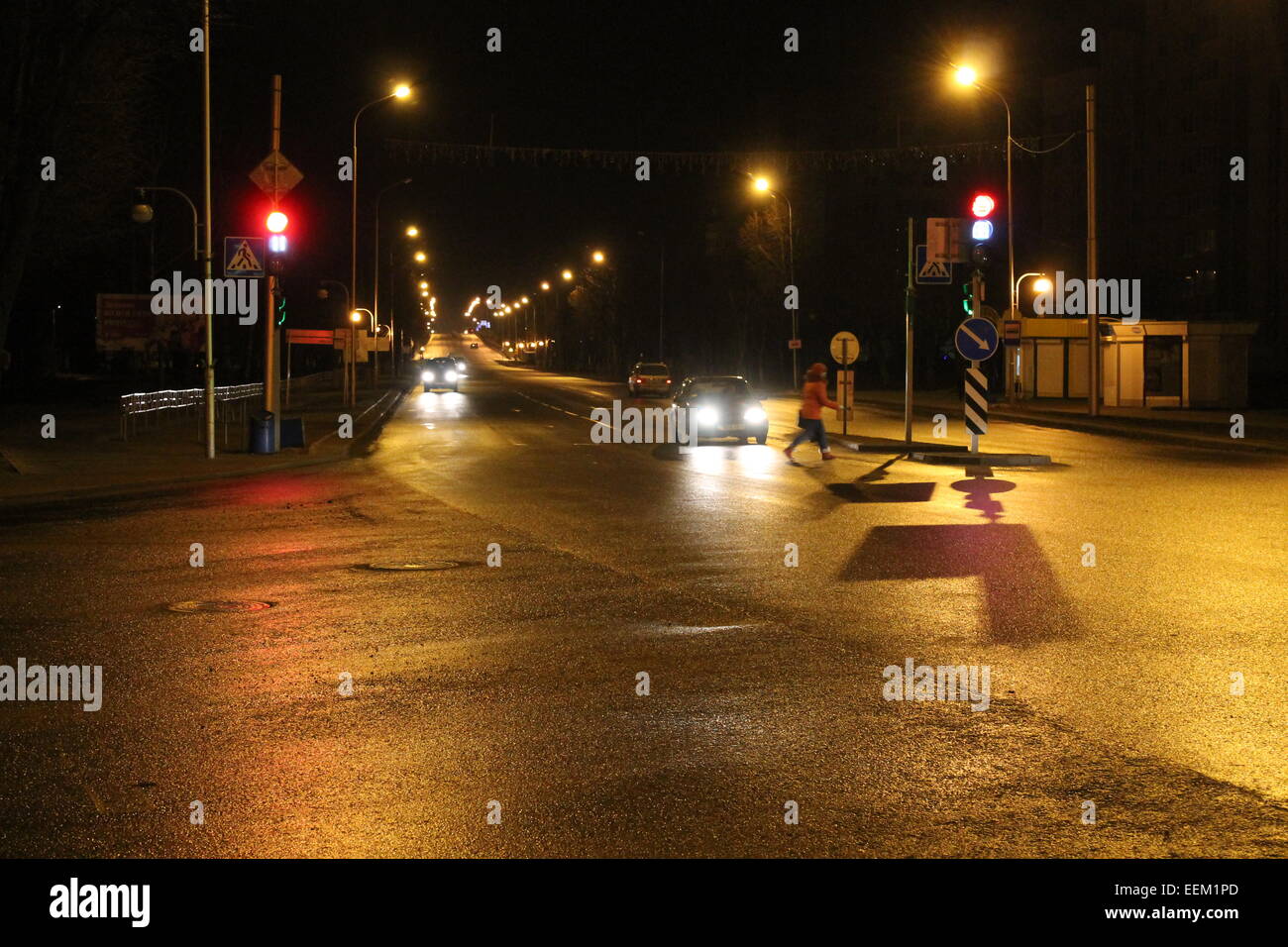 La città di notte street con lanterne di lucentezza e la movimentazione di autovetture e di persone su strada a croce Foto Stock