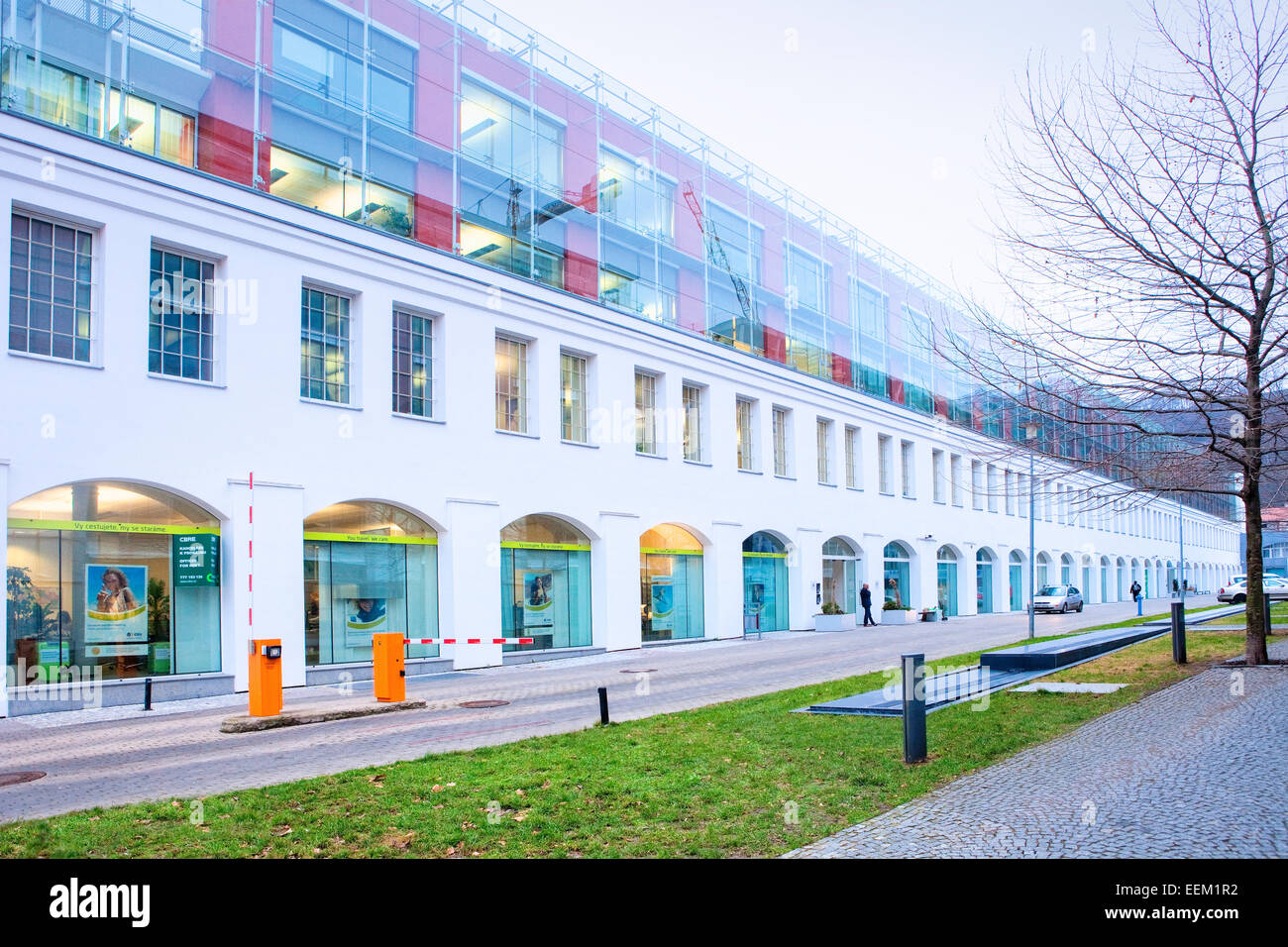 Praga - Corso Karlin - vecchio edificio industriale ricostruita per uffici moderni Foto Stock