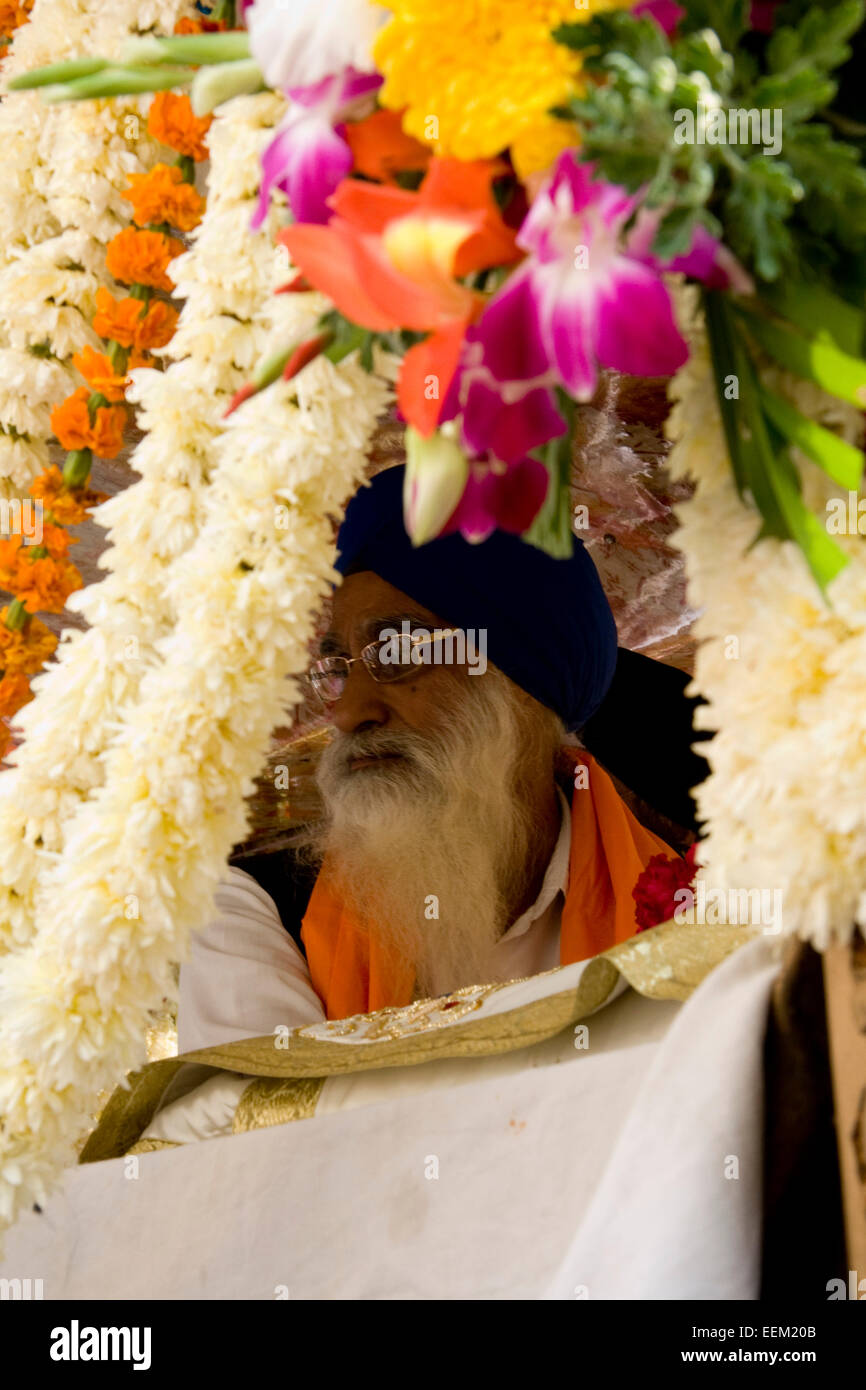 New Delhi, India - 19 Novembre 2011: la religione Sikh la gente celebra il Guru Nanak nascita con una street parade e la distribuzione di prodotti alimentari Foto Stock