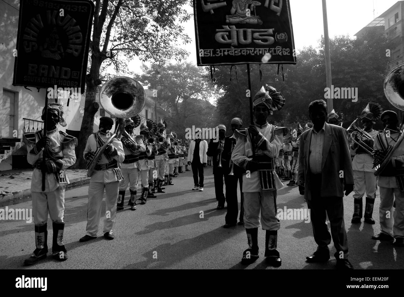 New Delhi, India - 19 Novembre 2011: la religione Sikh la gente celebra il Guru Nanak nascita con una street parade e la distribuzione di prodotti alimentari Foto Stock