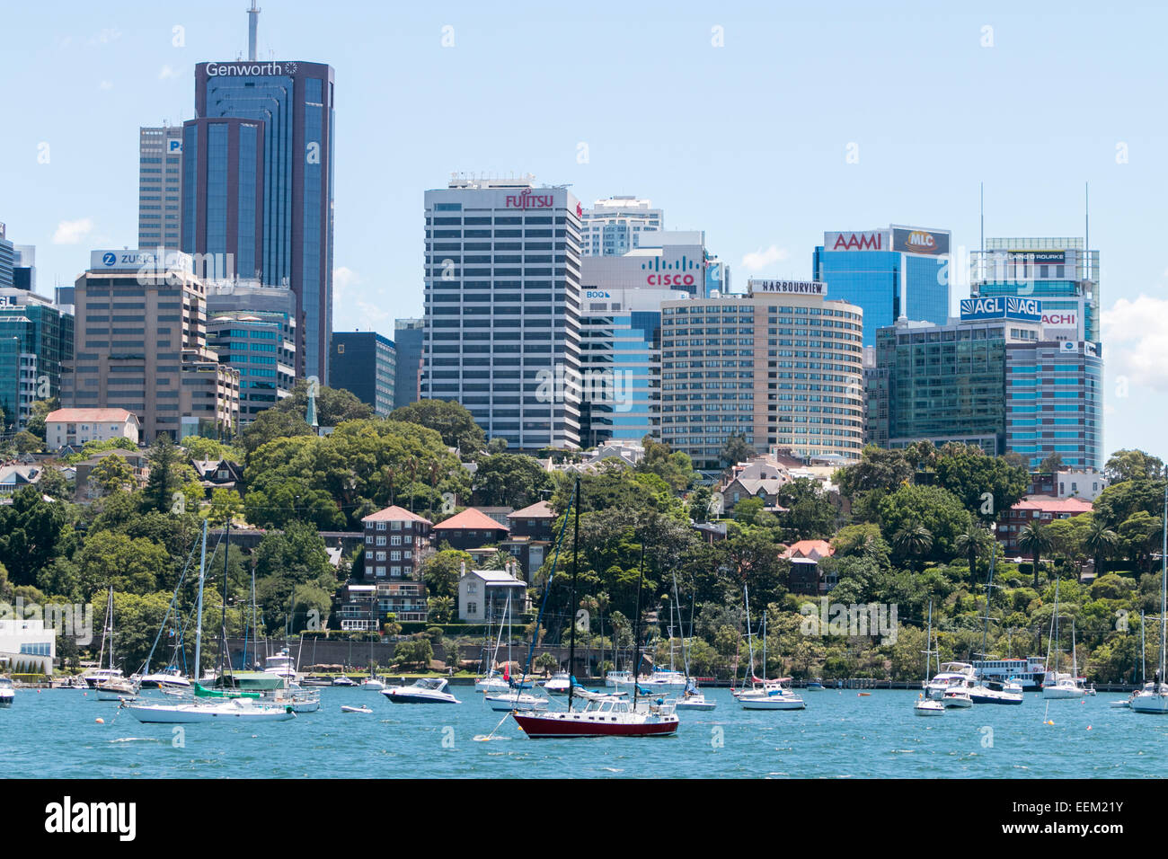 Vista del quartiere centrale degli affari di Sydney nord e delle sue torri di uffici dal porto di Sydney, Australia Foto Stock