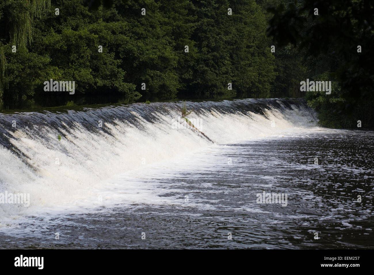 Weir su Le Vincou fiume in piena alluvione in estate. Foto Stock