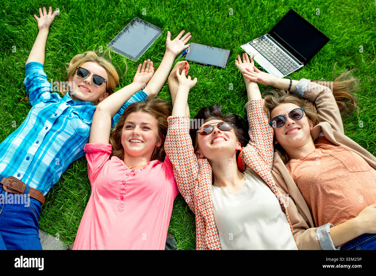 Giovani e felice fidanzate o i compagni di scuola avendo divertimento presso la scuola o università break. Foto Stock