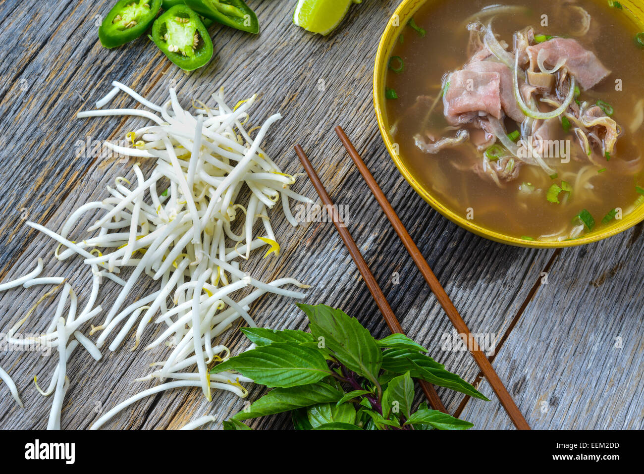Pho vietnamita zuppa di carne su un sfondo di legno Foto Stock