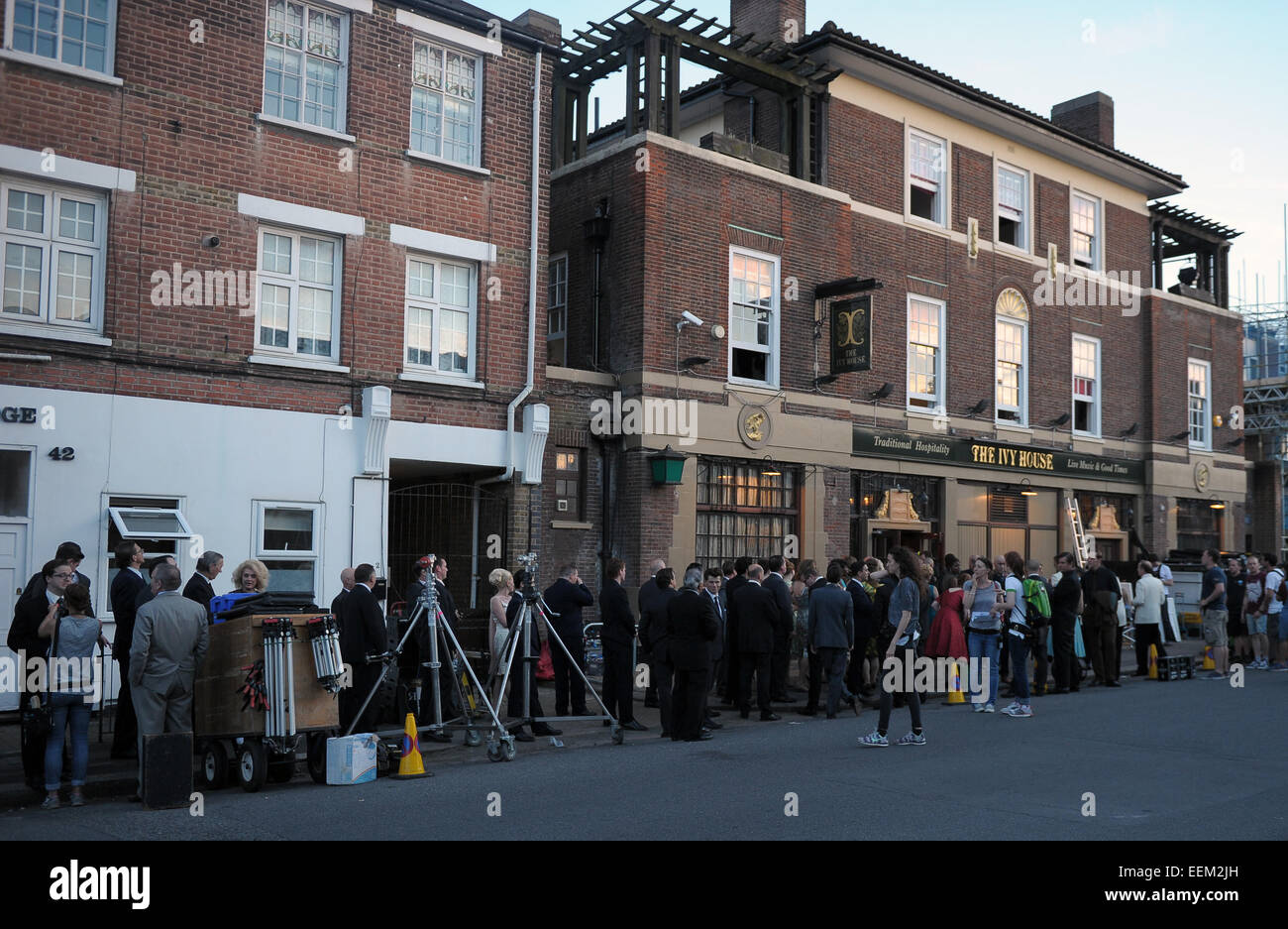 Tom Hardy e Emily Browning provate le scene per il loro prossimo film 'Legenda' al di fuori della struttura Ivy House in Peckham. Circa 150 extra ha dovuto fare la fila per la strada, mentre si è in attesa di andare all'interno della sede per il film con: Vista Dove: Londra, Regno Unito Wh Foto Stock