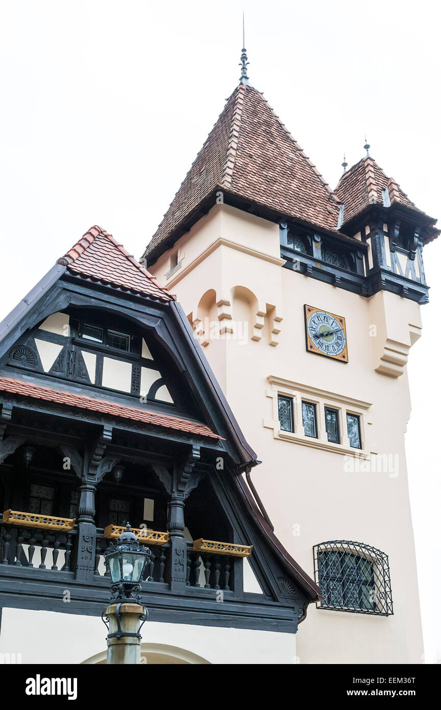 L'elegante torre di un palazzo in stile rinascimentale Foto Stock