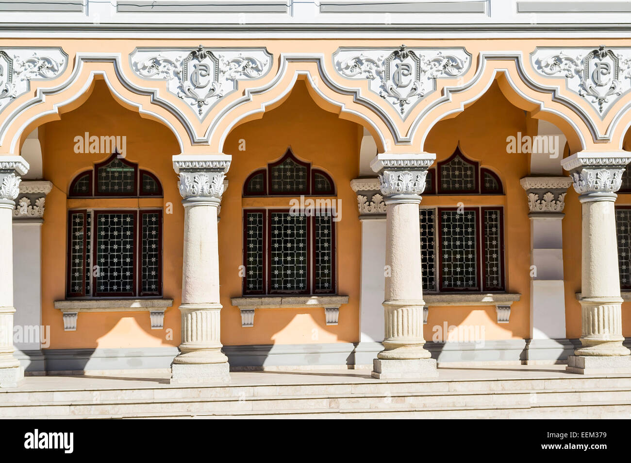 Dettagli architettonici di un edificio storico costituito da una fila di belle colonne ioniche Foto Stock