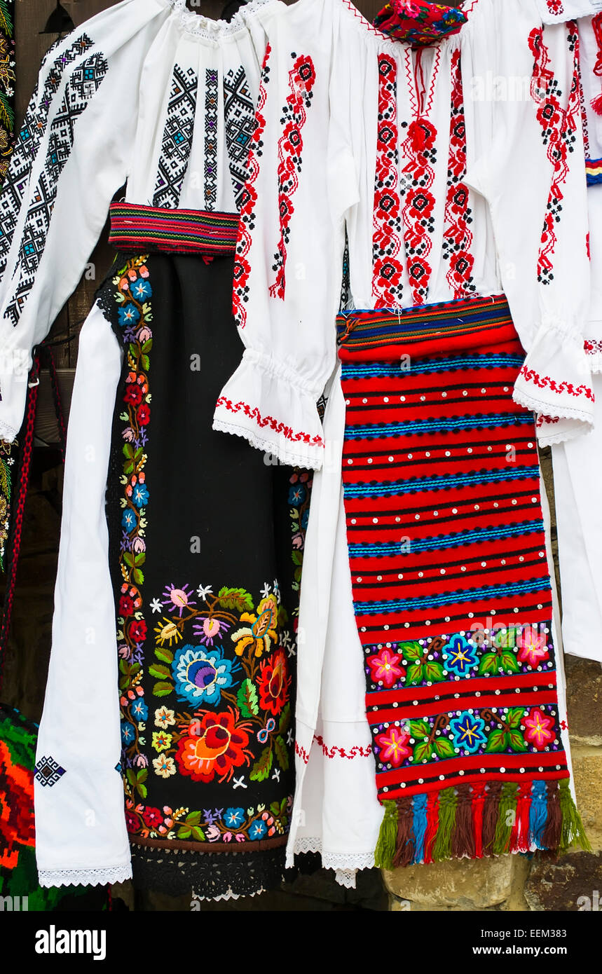 Due costumi tradizionali indossati da donne contadine nel diciannovesimo secolo. Foto Stock