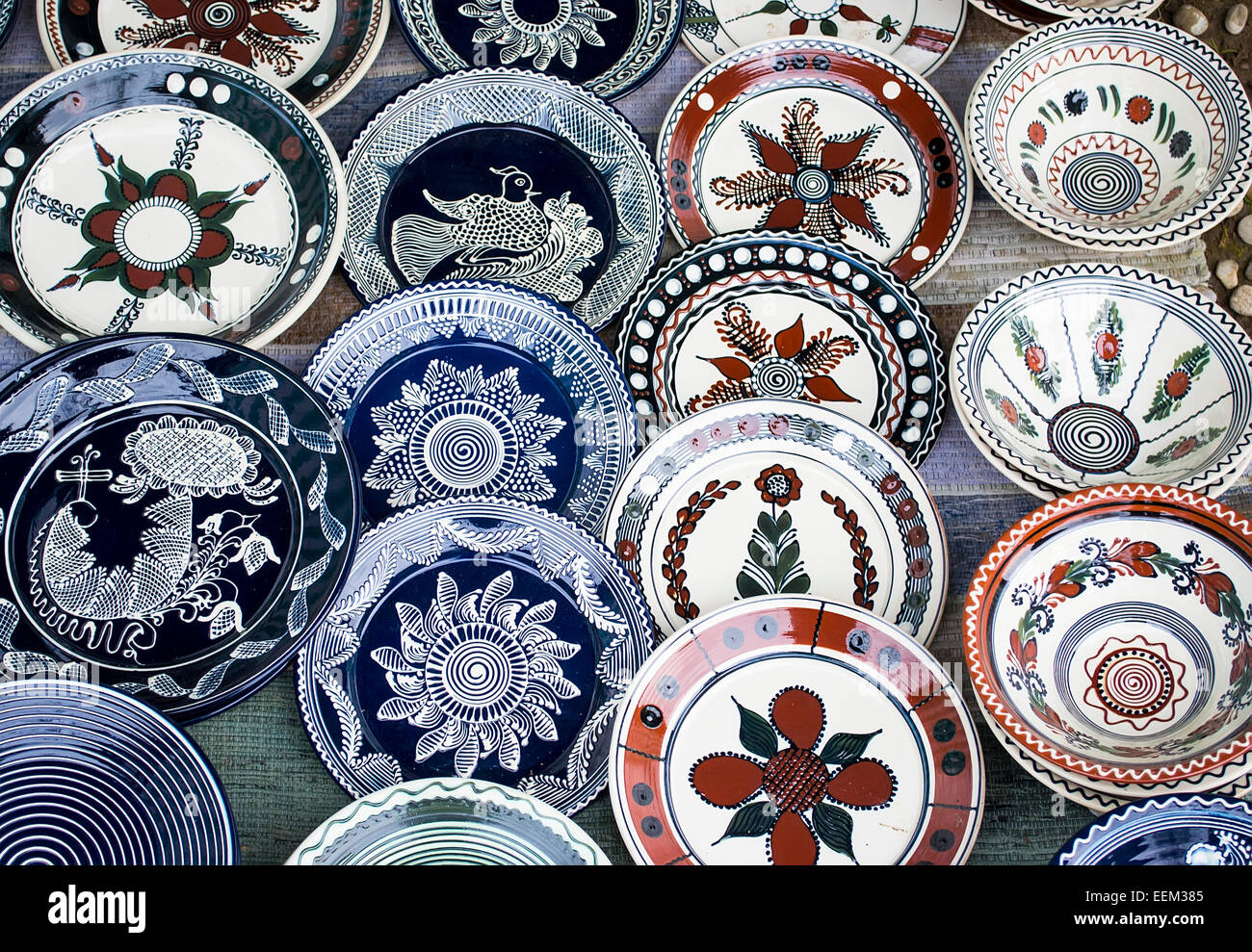 Varie piastre in ceramica decorata con motivi tradizionali Foto Stock