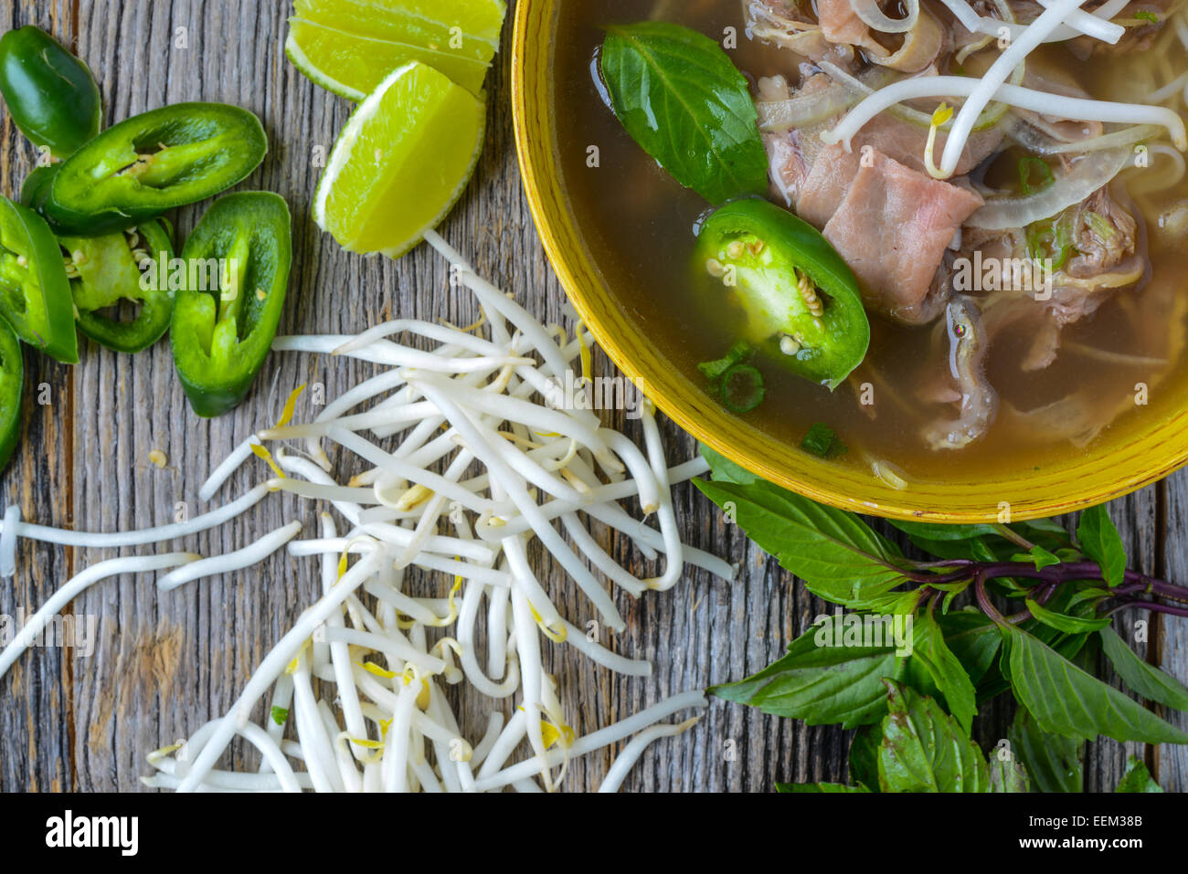 Pho vietnamita zuppa di carne su un sfondo di legno Foto Stock