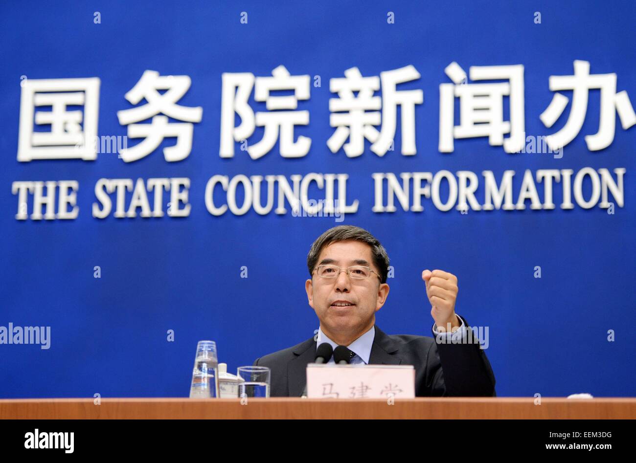 Pechino, Cina. Xx gen, 2015. Ma Jiantang, capo dell'Ufficio Nazionale di Statistica (NBS), gesti mentre si parla nel corso di una conferenza stampa a Pechino, capitale della Cina, 20 gennaio, 2015. La Cina del prodotto interno lordo (PIL) è cresciuto del 7,4 per cento nel 2014, registrando il più debole espansione in 24 anni, NBS dati mostravano il martedì. © Chen Yehua/Xinhua/Alamy Live News Foto Stock