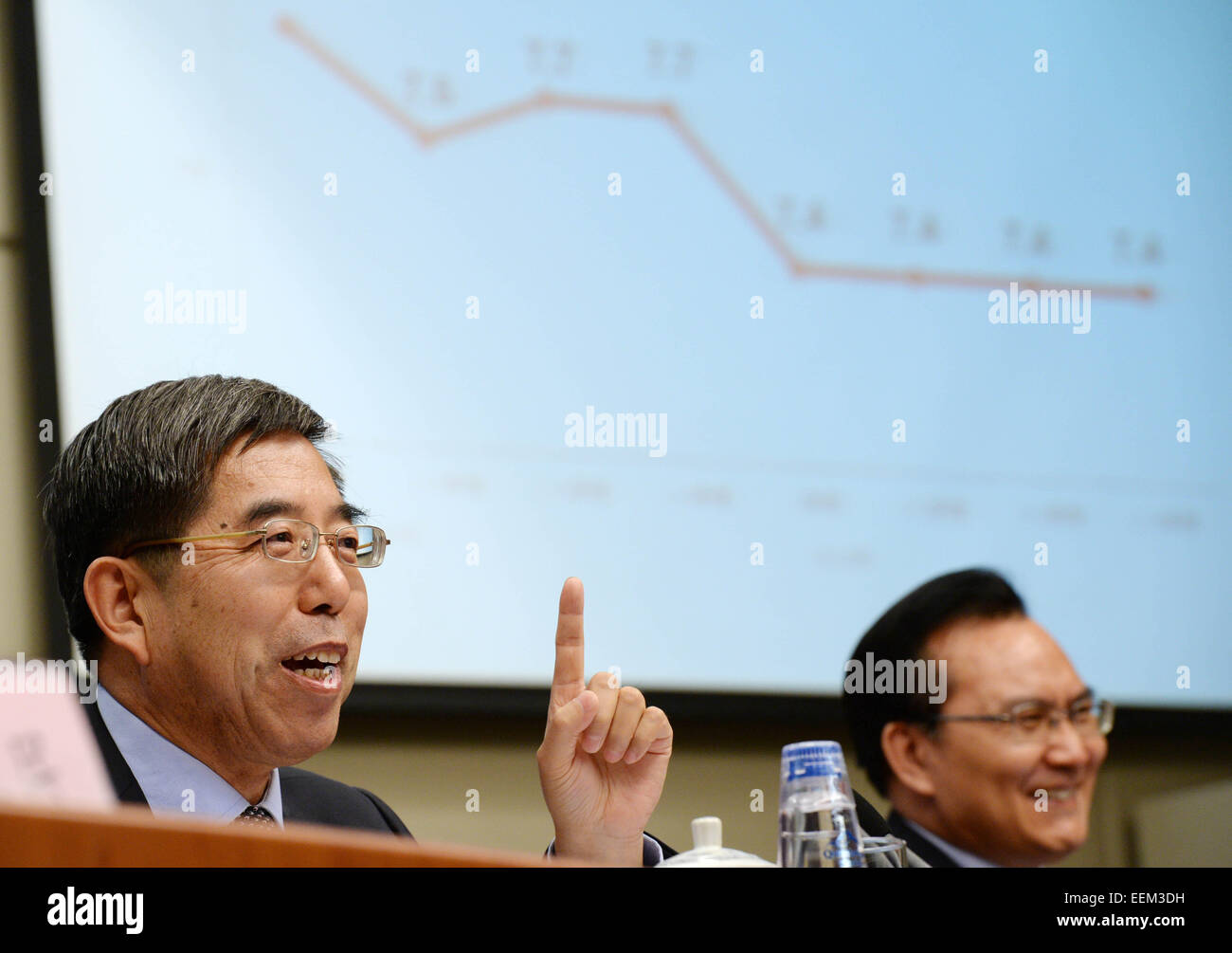 Pechino, Cina. Xx gen, 2015. Ma Jiantang (L), capo dell'Ufficio Nazionale di Statistica (NBS), gesti mentre si parla nel corso di una conferenza stampa a Pechino, capitale della Cina, 20 gennaio, 2015. La Cina del prodotto interno lordo (PIL) è cresciuto del 7,4 per cento nel 2014, registrando il più debole espansione in 24 anni, NBS dati mostravano il martedì. © Chen Yehua/Xinhua/Alamy Live News Foto Stock