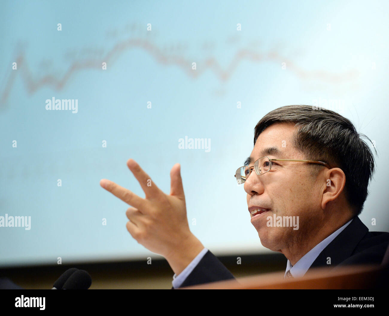 Pechino, Cina. Xx gen, 2015. Ma Jiantang, capo dell'Ufficio Nazionale di Statistica (NBS), gesti mentre si parla nel corso di una conferenza stampa a Pechino, capitale della Cina, 20 gennaio, 2015. La Cina del prodotto interno lordo (PIL) è cresciuto del 7,4 per cento nel 2014, registrando il più debole espansione in 24 anni, NBS dati mostravano il martedì. © Chen Yehua/Xinhua/Alamy Live News Foto Stock