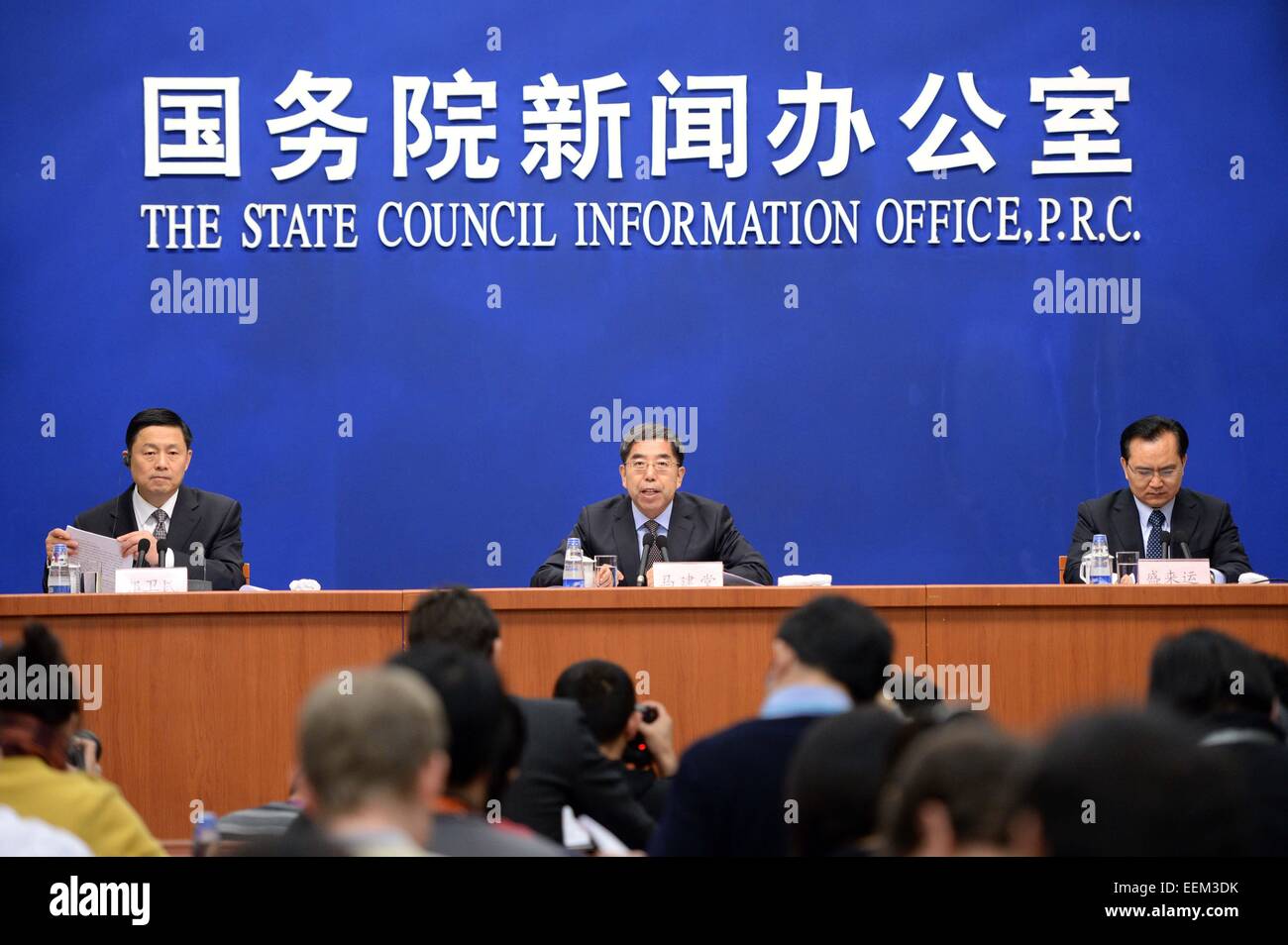 Pechino, Cina. Xx gen, 2015. Ma Jiantang (C), capo dell'Ufficio Nazionale di Statistica (NBS), parla nel corso di una conferenza stampa a Pechino, capitale della Cina, 20 gennaio, 2015. La Cina del prodotto interno lordo (PIL) è cresciuto del 7,4 per cento nel 2014, registrando il più debole espansione in 24 anni, NBS dati mostravano il martedì. © Chen Yehua/Xinhua/Alamy Live News Foto Stock