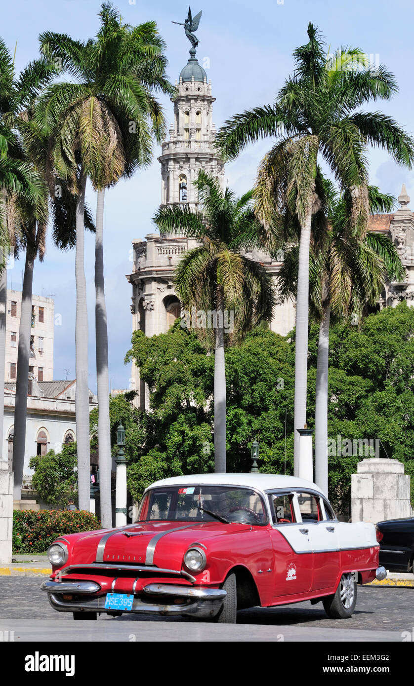 Red classic car, Gran Teatro de La Habana, il grande teatro di Havana, Centro Habana, Avana, Ciudad de La Habana, Cuba Foto Stock
