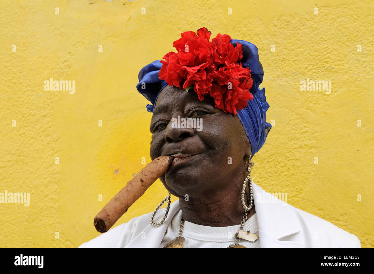 Donna con un Sigaro avana, Ciudad de La Habana, Cuba Foto Stock