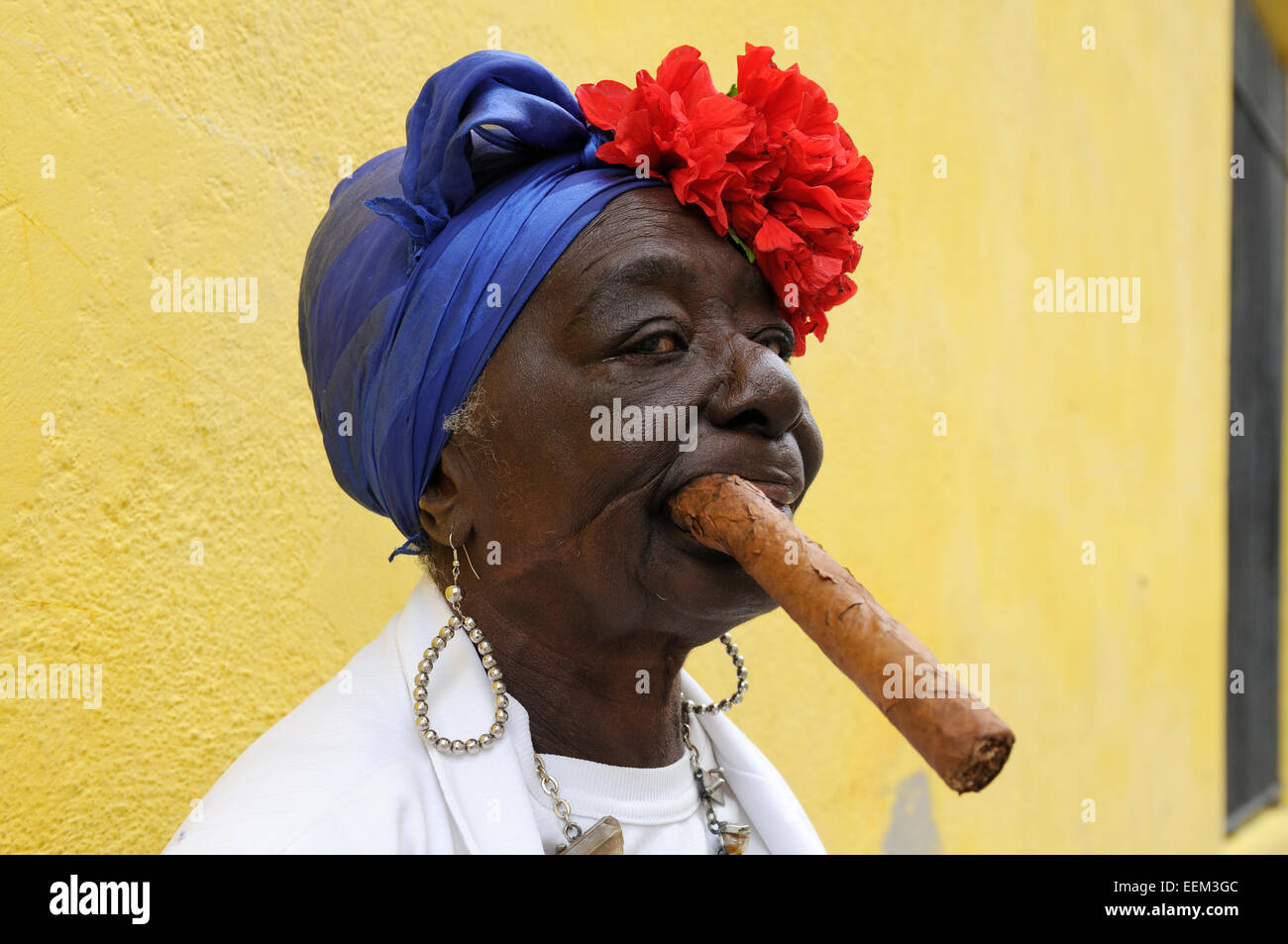 Donna con un Sigaro avana, Ciudad de La Habana, Cuba Foto Stock