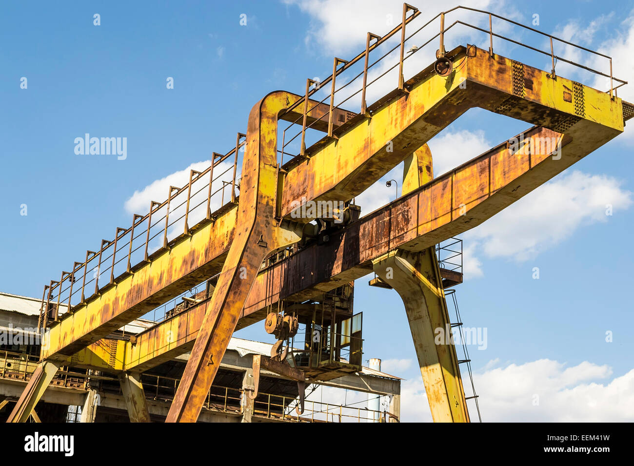 Fisso , overhead gru industriali su una piattaforma di fabbrica Foto Stock