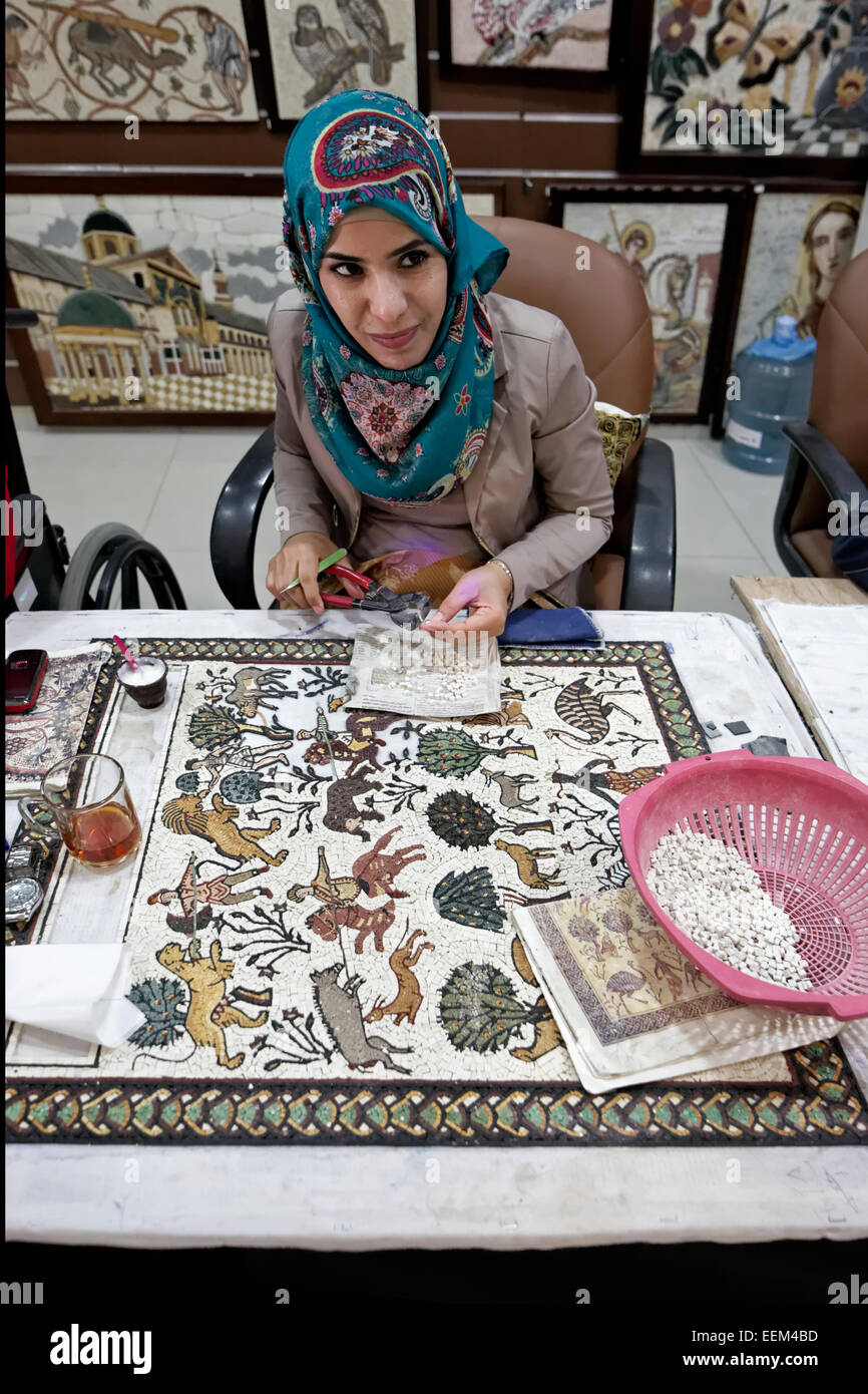 Donna al lavoro su replica del celebre mosaico di epoca bizantina Monastero Francescano Chiesa, il Monte Nebo, vicino a Madaba, Giordania Foto Stock