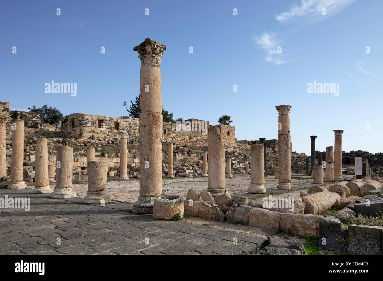 Pilastri, chiesa terrazza di fronte la chiesa a pianta ottagonale, basilica, antica città di Gadara, Umm Samir, Giordania Foto Stock
