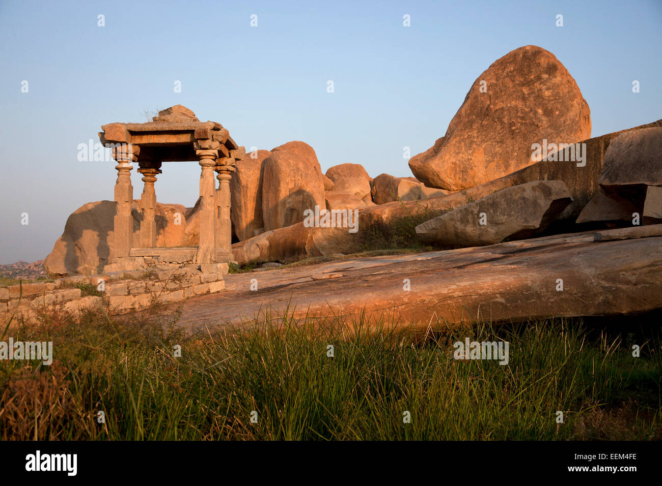 Rovine di templi e le rocce di granito a Hermakuta Hill, Hampi, Karnataka, India Foto Stock