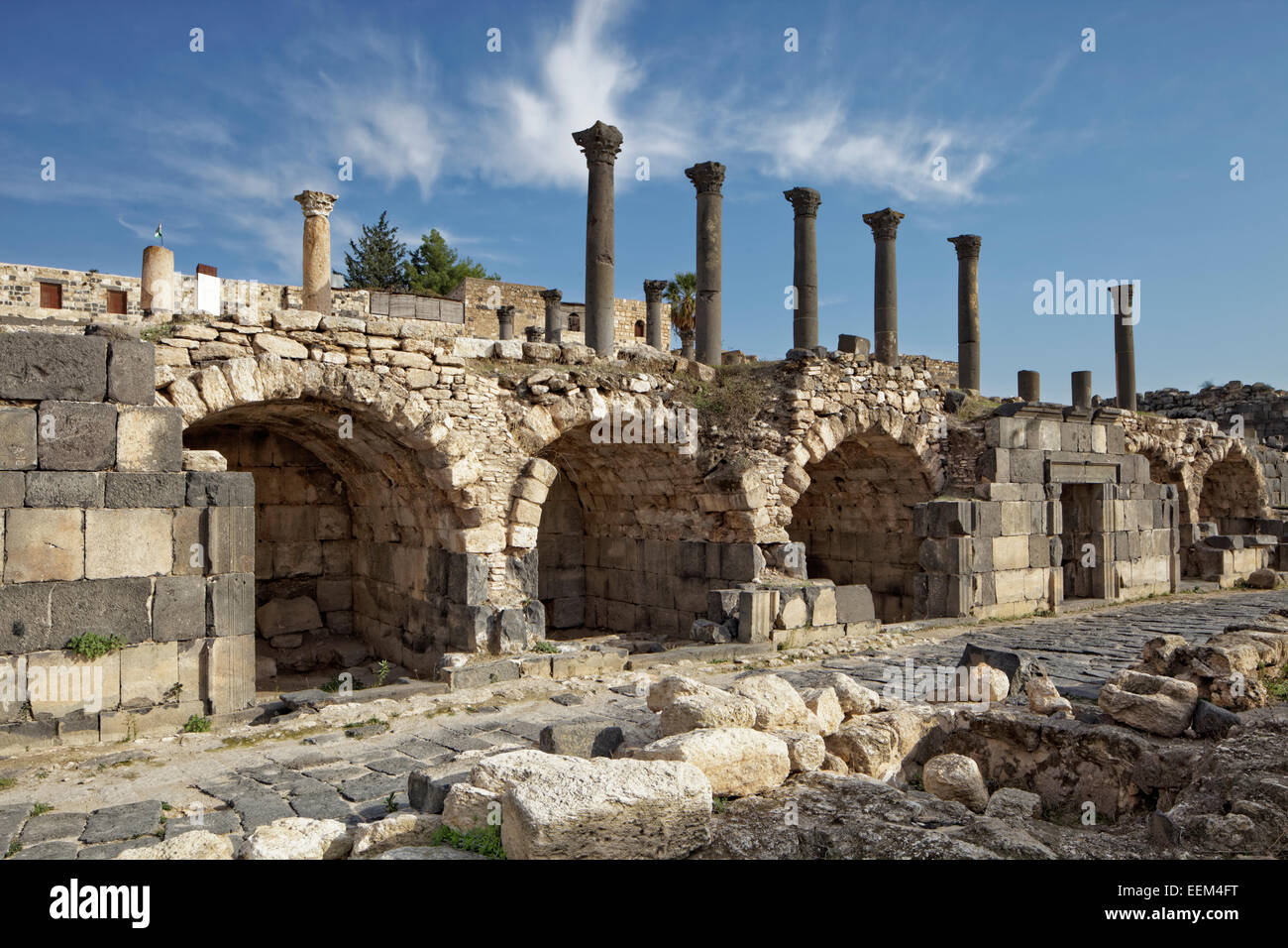 Strada per i fornitori sotto i pilastri della Chiesa la terrazza e la chiesa principale, basilica, antica città di Gadara, Umm Samir Foto Stock