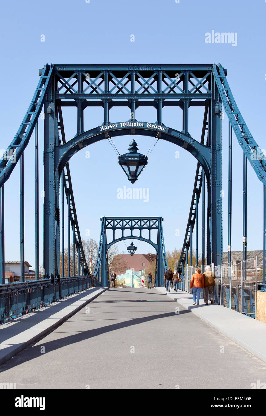 Kaiser Wilhelm Bridge, storico ponte girevole dal 1907 nel porto di Wilhelmshaven, Bassa Sassonia, Germania Foto Stock