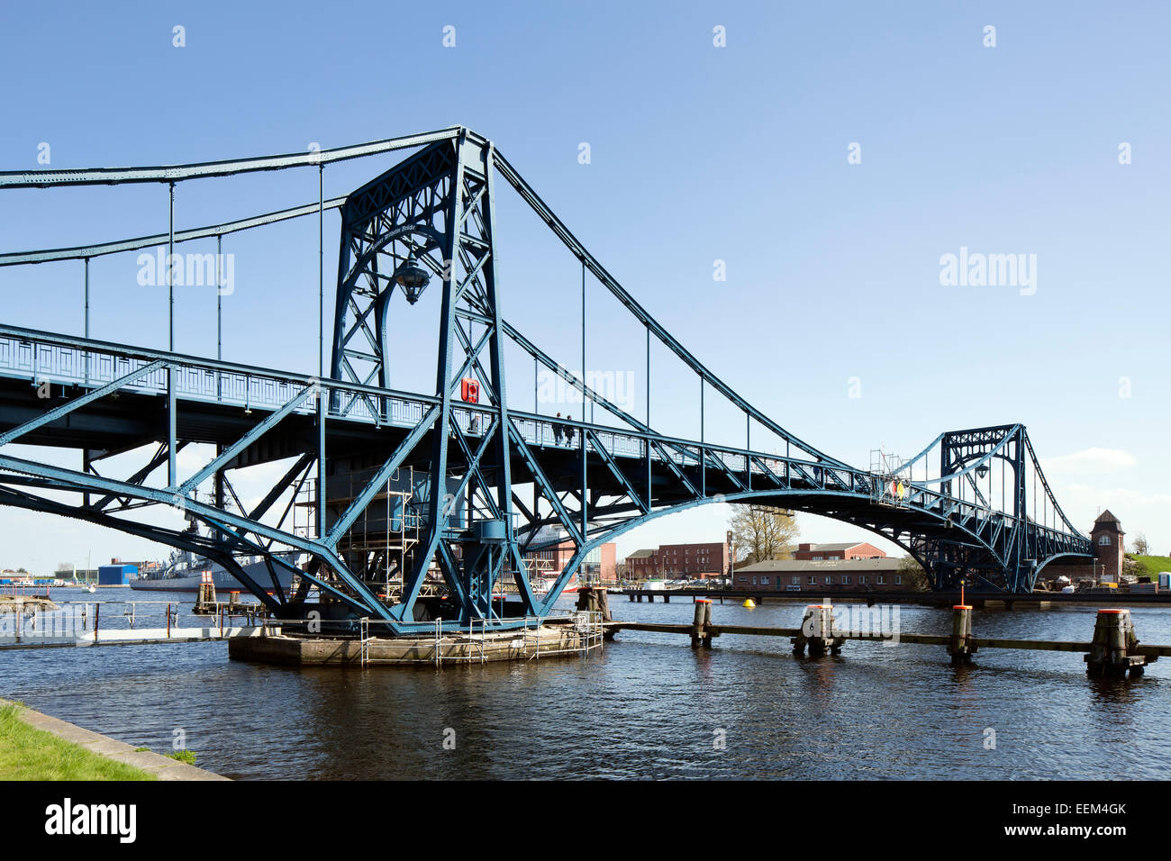 Kaiser Wilhelm Bridge, storico ponte girevole dal 1907 nel porto di Wilhelmshaven, Bassa Sassonia, Germania Foto Stock