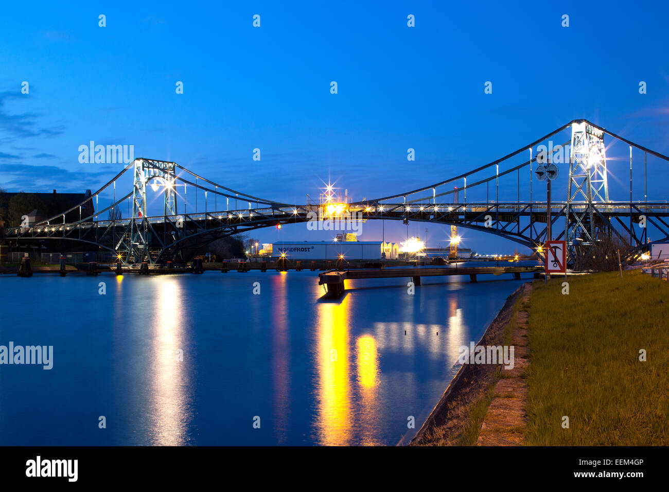 Kaiser Wilhelm Bridge, storico ponte girevole dal 1907 nel porto di Wilhelmshaven, Bassa Sassonia, Germania Foto Stock