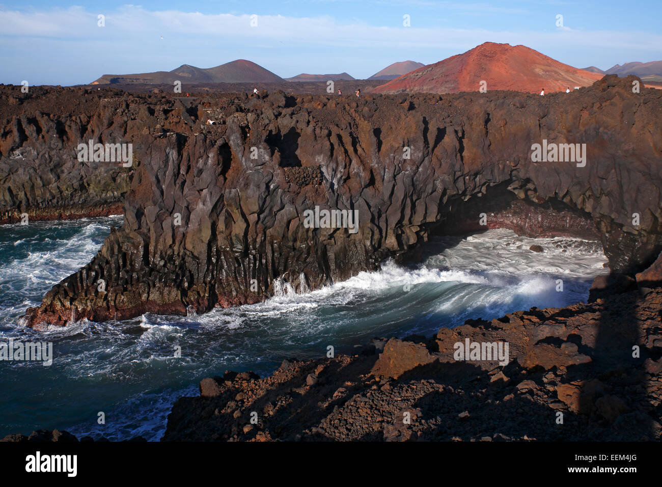 Coste rocciose, Los Hervideros, paesaggio vulcanico, Montañas del Fuego, Fire montagne, sul retro Parco Nazionale di Timanfaya Foto Stock